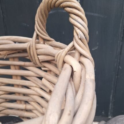 Grote gevlochten mand van pitriet zonder decoratie