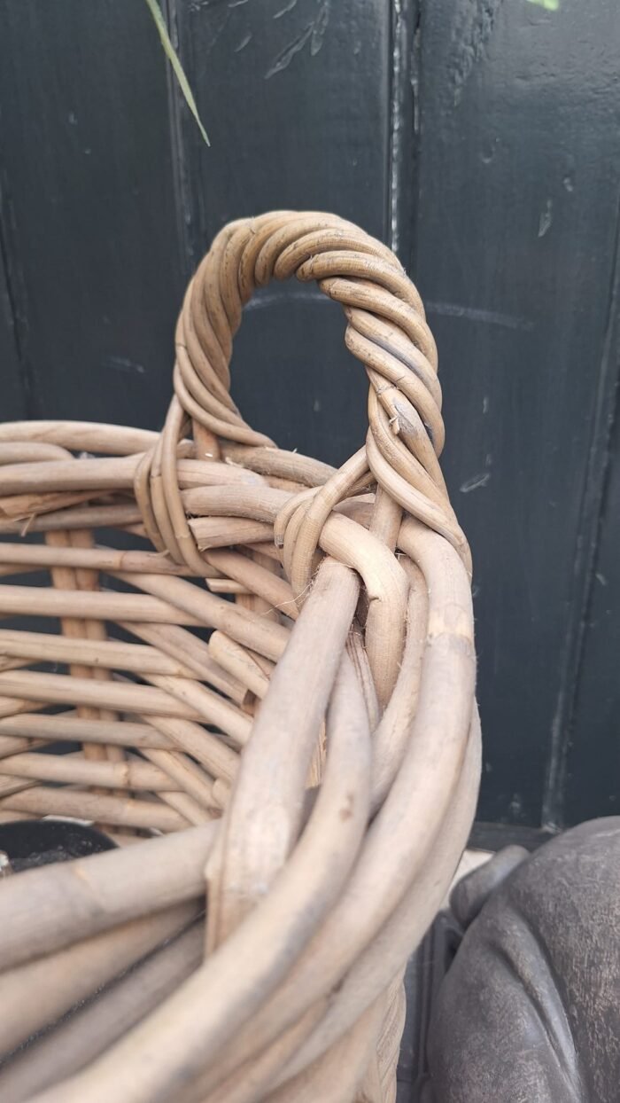 Woonaccessoire in landelijke stijl, pitriet korf zonder decoratie, sfeervol buiten geplaatst