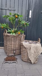 pitriet-mand-met-linnen-decoratie