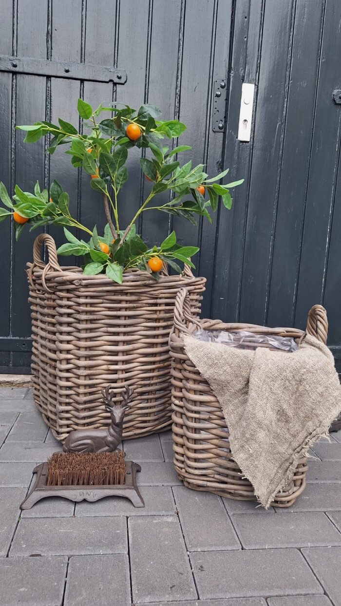 pitriet-mand-met-linnen-decoratie
