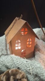 Onderkant van hangend roestkleurig huisje met zacht LED-licht – sfeervol wonen
