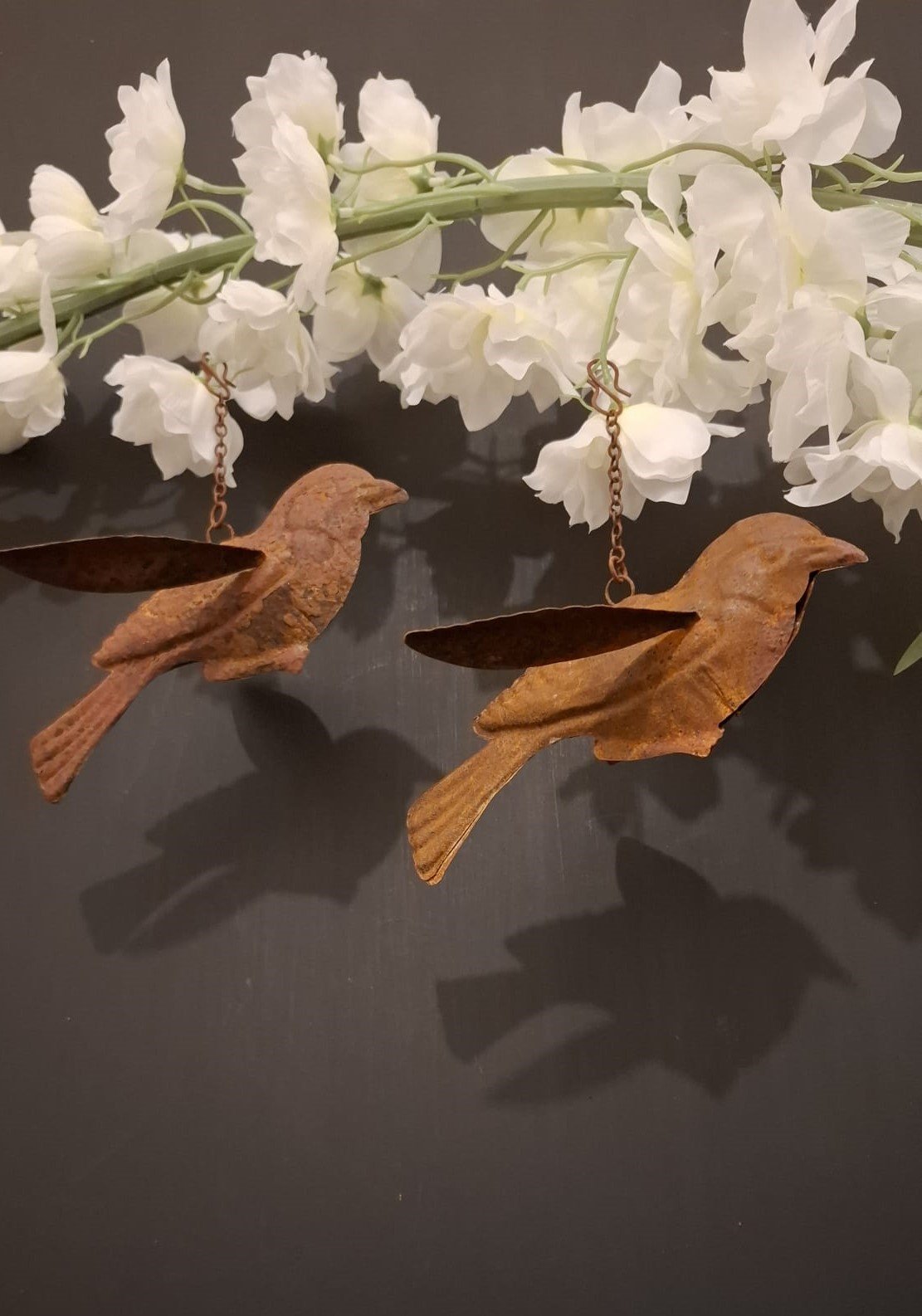 Roestige vogel hanger