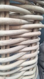 Robuuste pitriet korf met natuurlijke structuur, geschikt voor stoer landelijk interieur detail