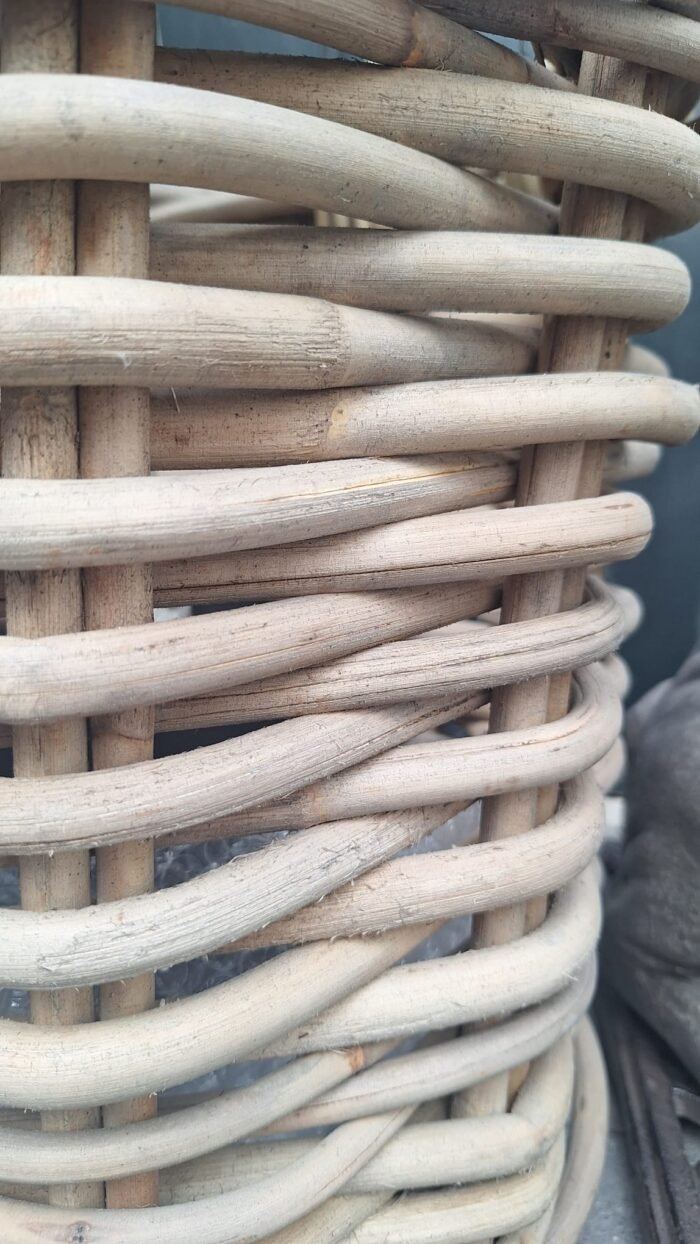 Robuuste pitriet korf met natuurlijke structuur, geschikt voor stoer landelijk interieur detail