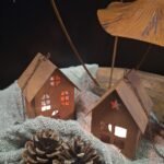 Set van metalen roesthanghuisjes in landelijke krans – sobere wanddecoratie