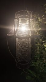 metalen hanglamp met geperforeerde onderzijde – landelijke verlichting aan ketting