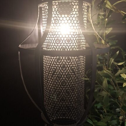metalen hanglamp met geperforeerde onderzijde – landelijke verlichting aan ketting