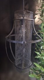Grijze metalen hanglamp met geperforeerde onderzijde – sobere verlichting aan ketting