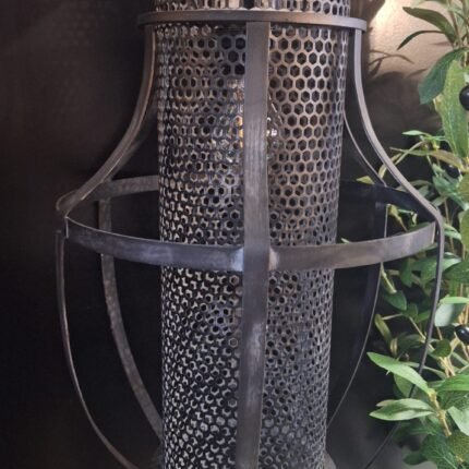 Grijze metalen hanglamp met geperforeerde onderzijde – sobere verlichting aan ketting