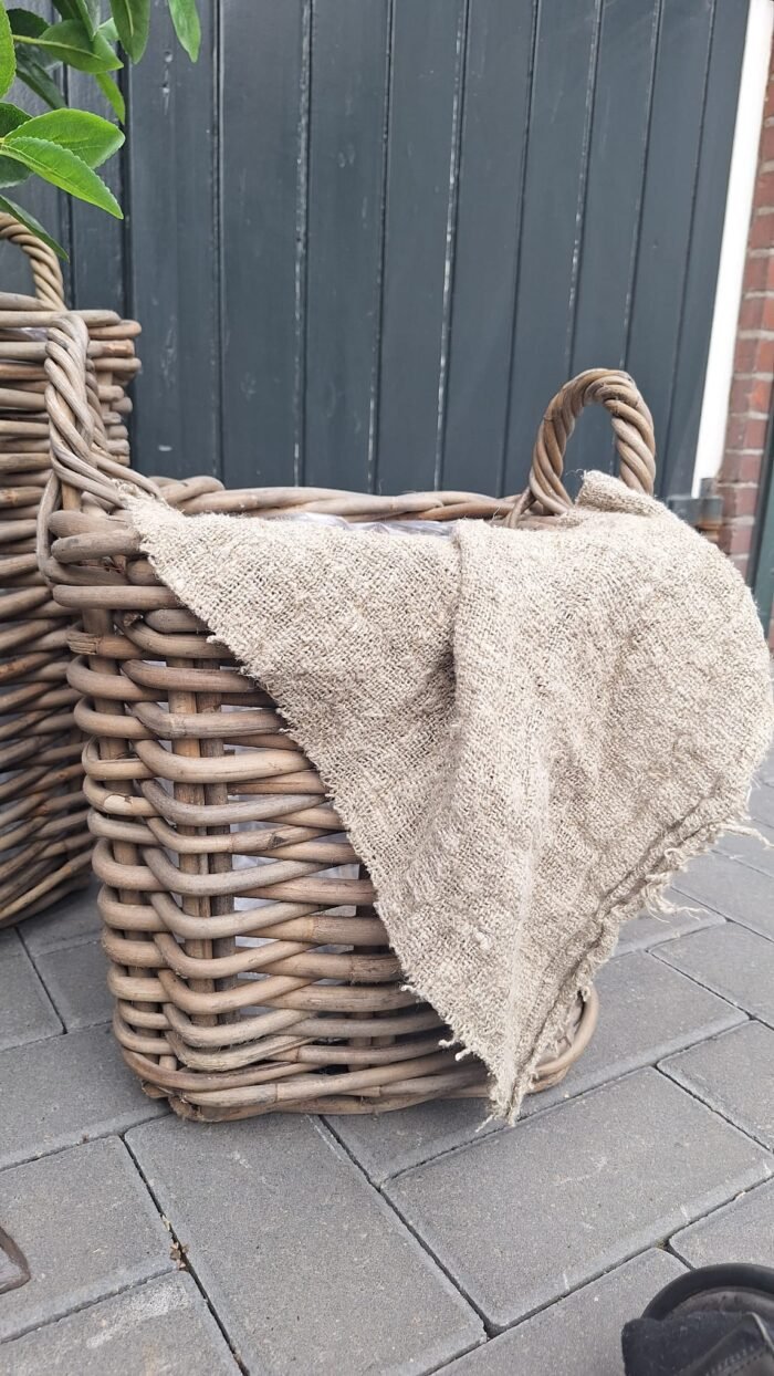 Kleine rieten mand van grof pitriet zonder decoratie