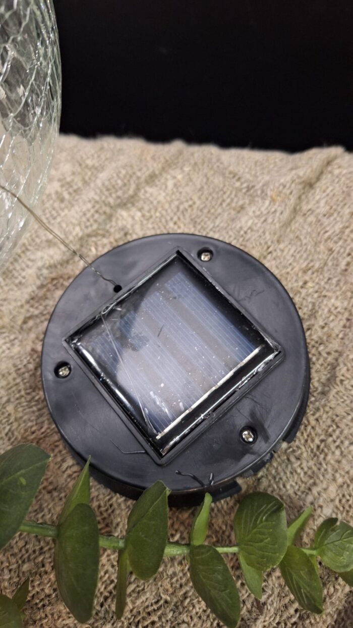 Zonnepaneel onderzijde van solar tuinlamp