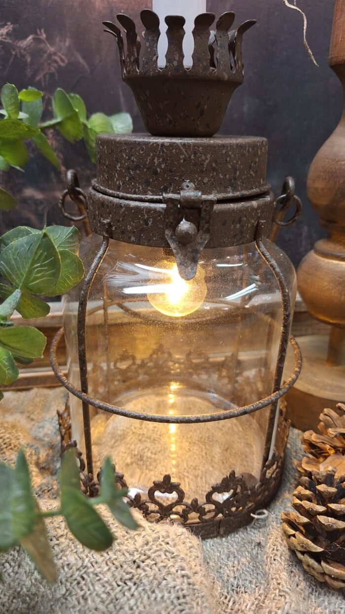 Landelijke LED lamp met rustieke metalen details