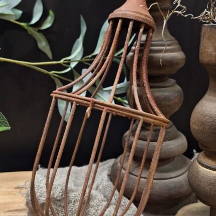 Kooi hanger van metaal aan houten tak