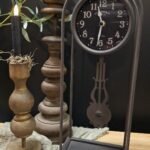 Stoere landelijke klok op houten kast