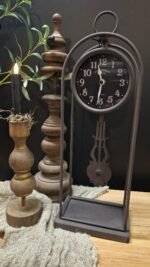 Stoere landelijke klok op houten kast