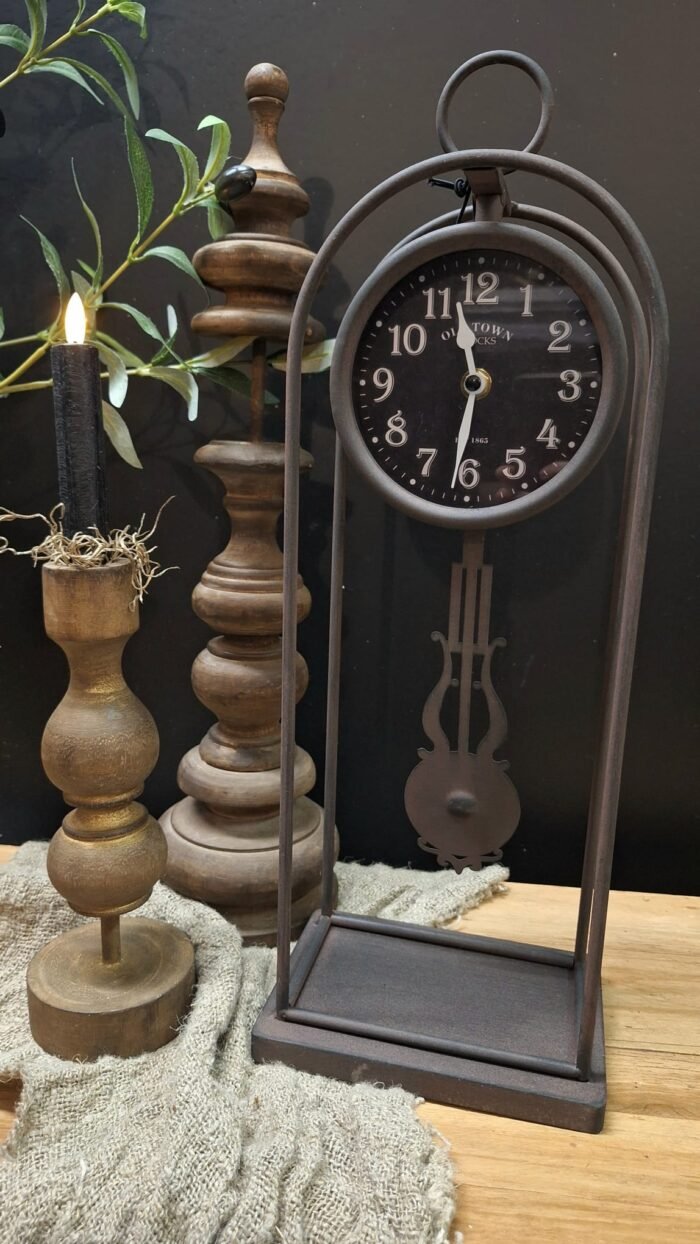 Stoere landelijke klok op houten kast