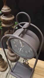 Decoratieve klok met slinger in sober interieur