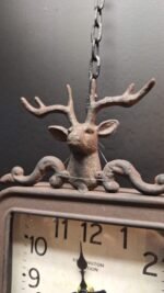 Wandklok met sierlijke pendule en landelijke uitstraling