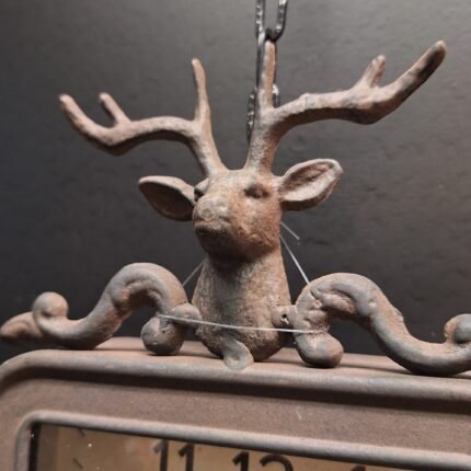 Wandklok met sierlijke pendule en landelijke uitstraling