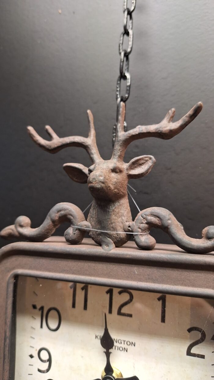 Wandklok met sierlijke pendule en landelijke uitstraling