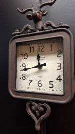 Detail van Countryfield wandklok met rustiek pendule ontwerp
