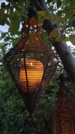 Roestige hanger met hout