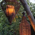 Roestige kooi hanger met hout