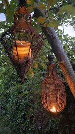 Roestige kooi hanger met hout