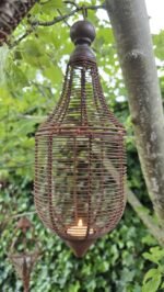 Roestige kooi hanger met hout