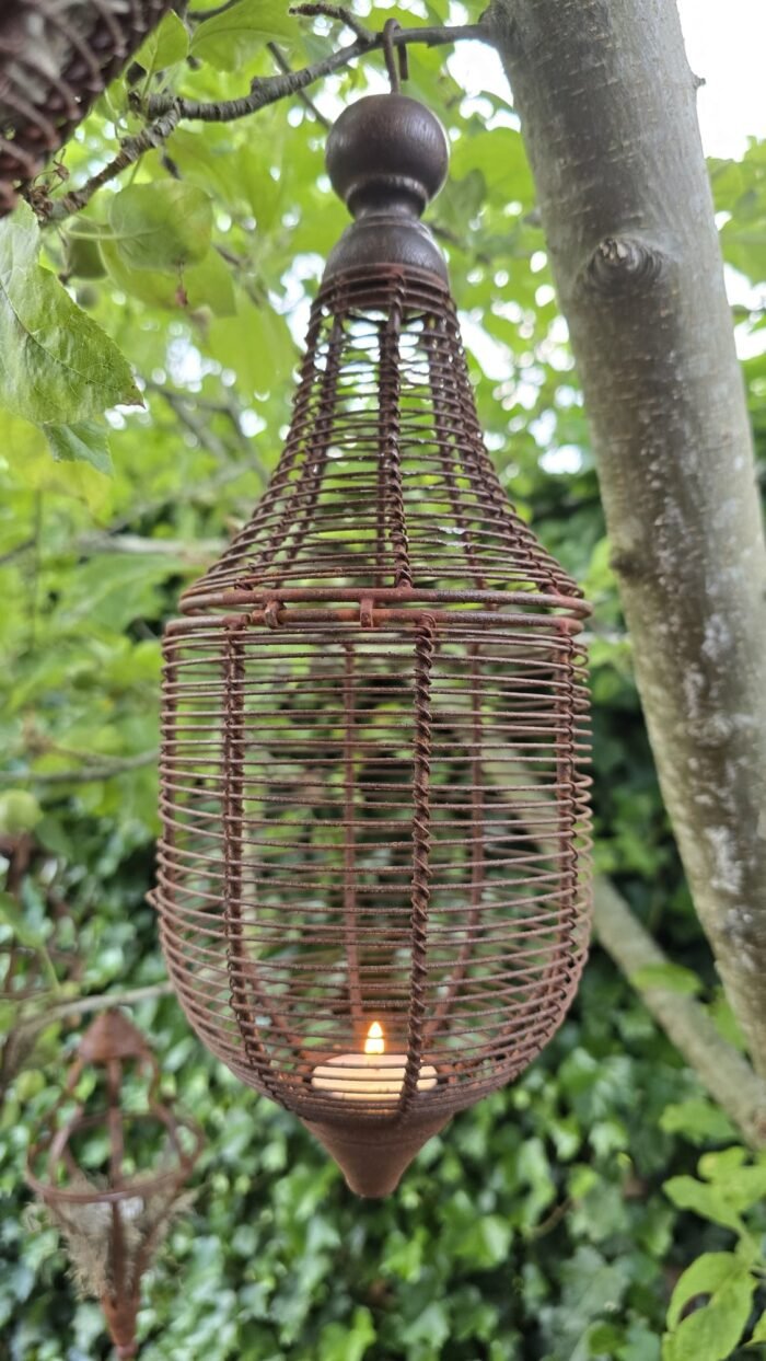 Roestige kooi hanger met hout