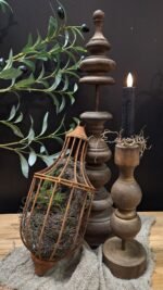 Roestige metalen hanger in landelijke stijl