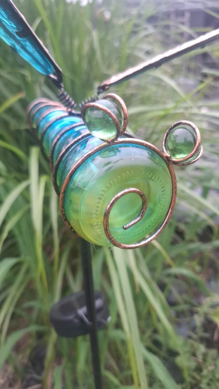 decoratieve libelle op zonne-energie voor de tuin