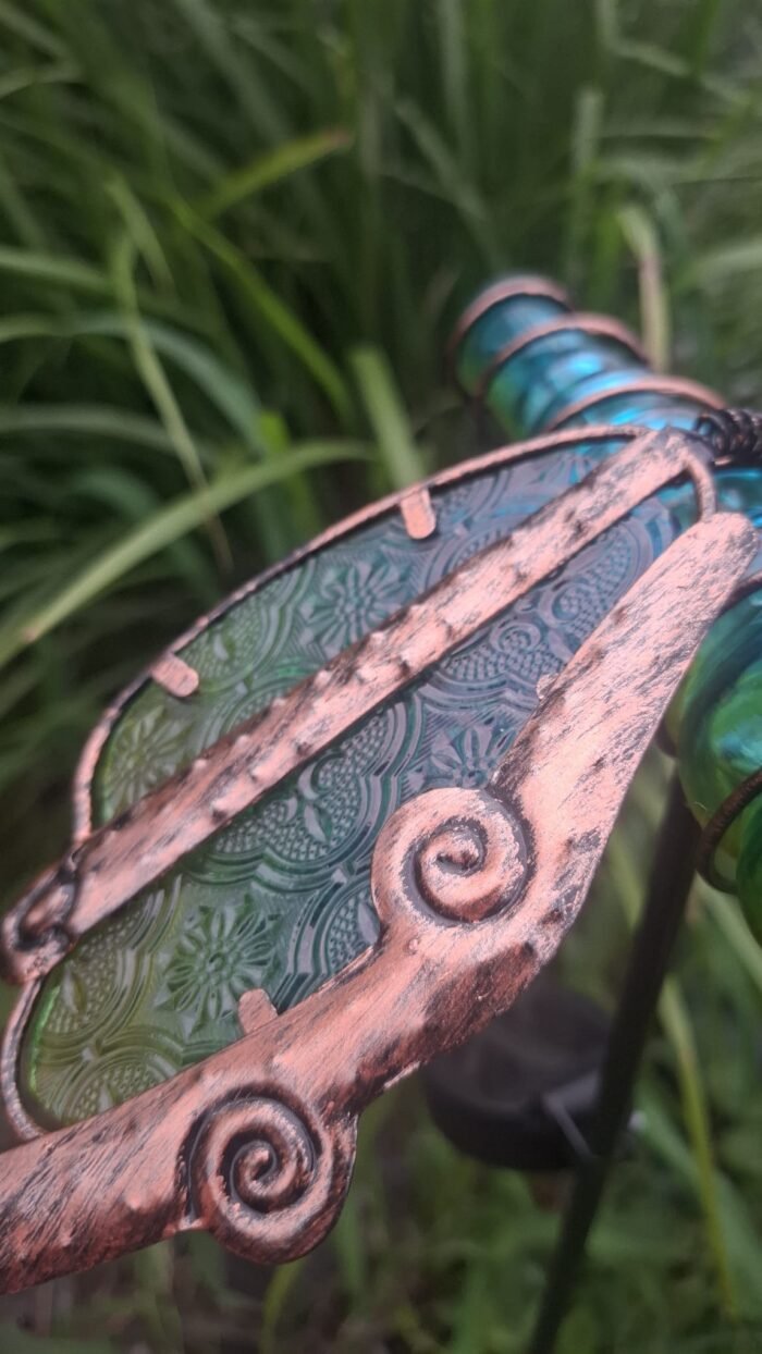 kleurrijke solar tuinlibelle op metalen stok detail