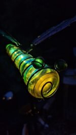 Solar libelle op stok – kleurrijke tuindecoratie