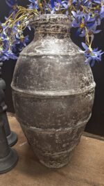 Robuuste zwarte kruik als decoratie in sober interieur