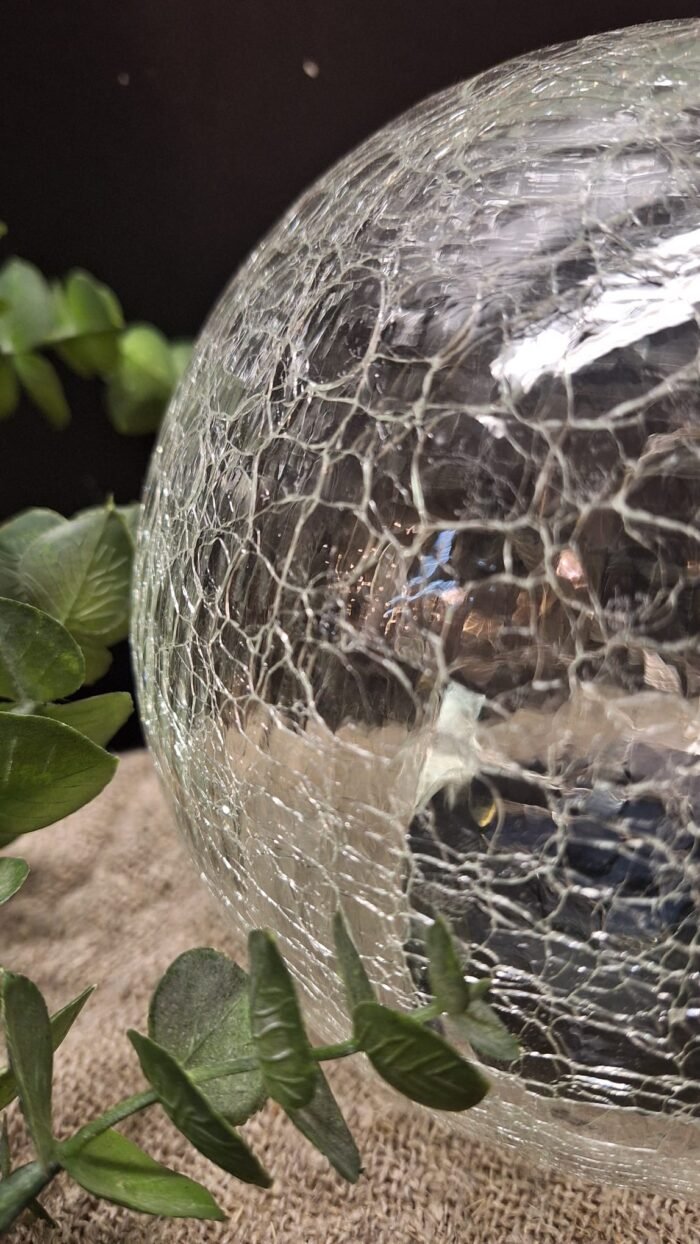 Solar lichtbol van crackle glas met eucalyptusdecoratie detail