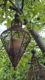 Roestige hanger met hout foto 2