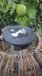 Detail solar tuinlamp landelijke sfeer