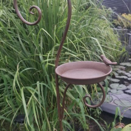 Tuinsteker met metalen schaal en vogel in landelijke stijl van Countryfield
