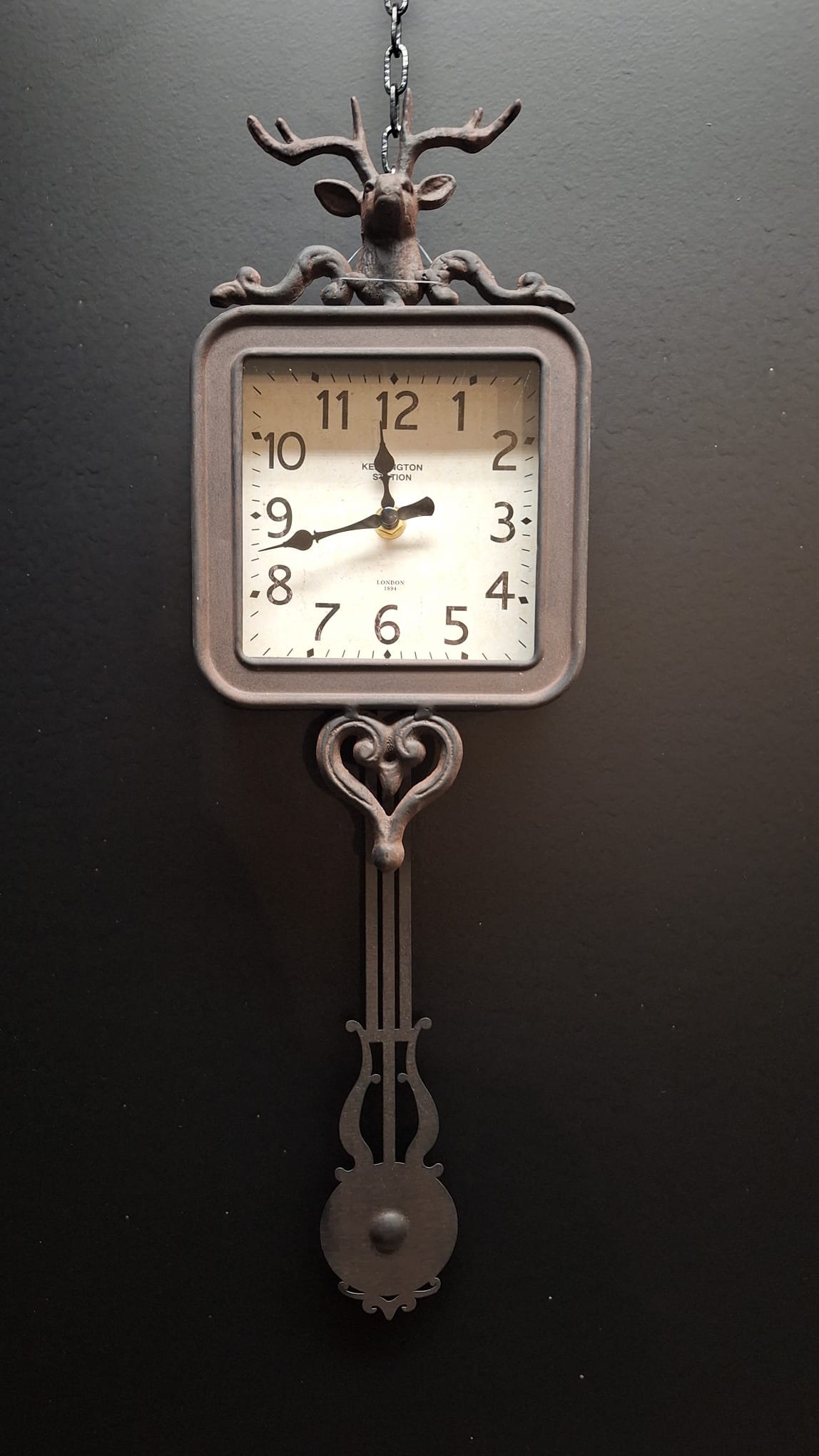 wandklok-countryfield-met-hert-penduleklok-in-sober-landelijke-stijl 1 Landelijke wandklok met pendule van Countryfield