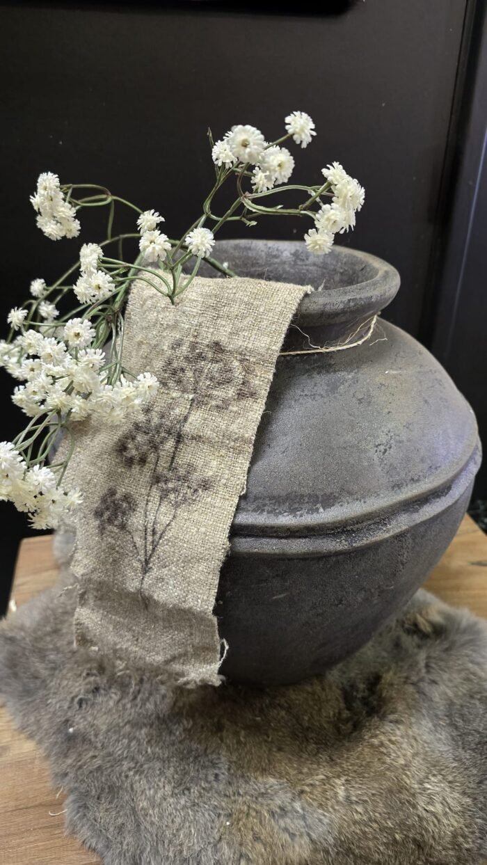 Kruik met dubbele rand met shabby lint en kunst gipskruid