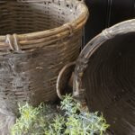 Leem baskets met kunstplanten