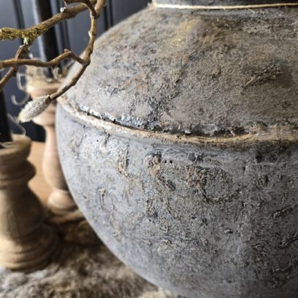 Ronde pot dark grey gedecoreerd met een magnolia tak