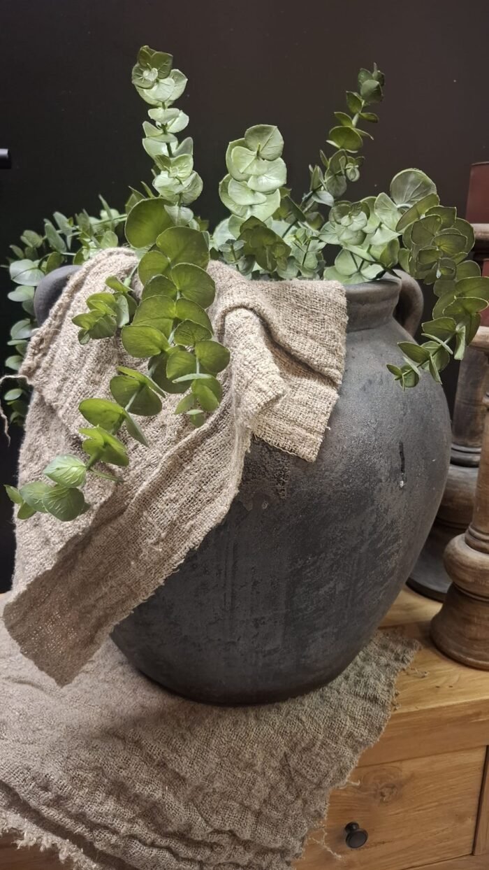 rustieke grijze pot met handgrepen