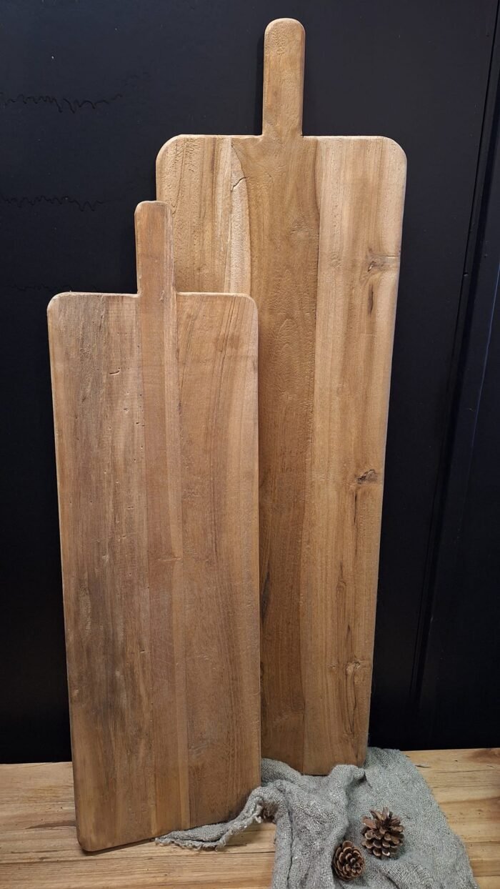 Houten serveerplank tegen zwarte muur