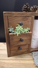 Landelijke houten keukenrolhouder met drie lades detail