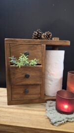 Landelijke houten keukenrolhouder met drie lades