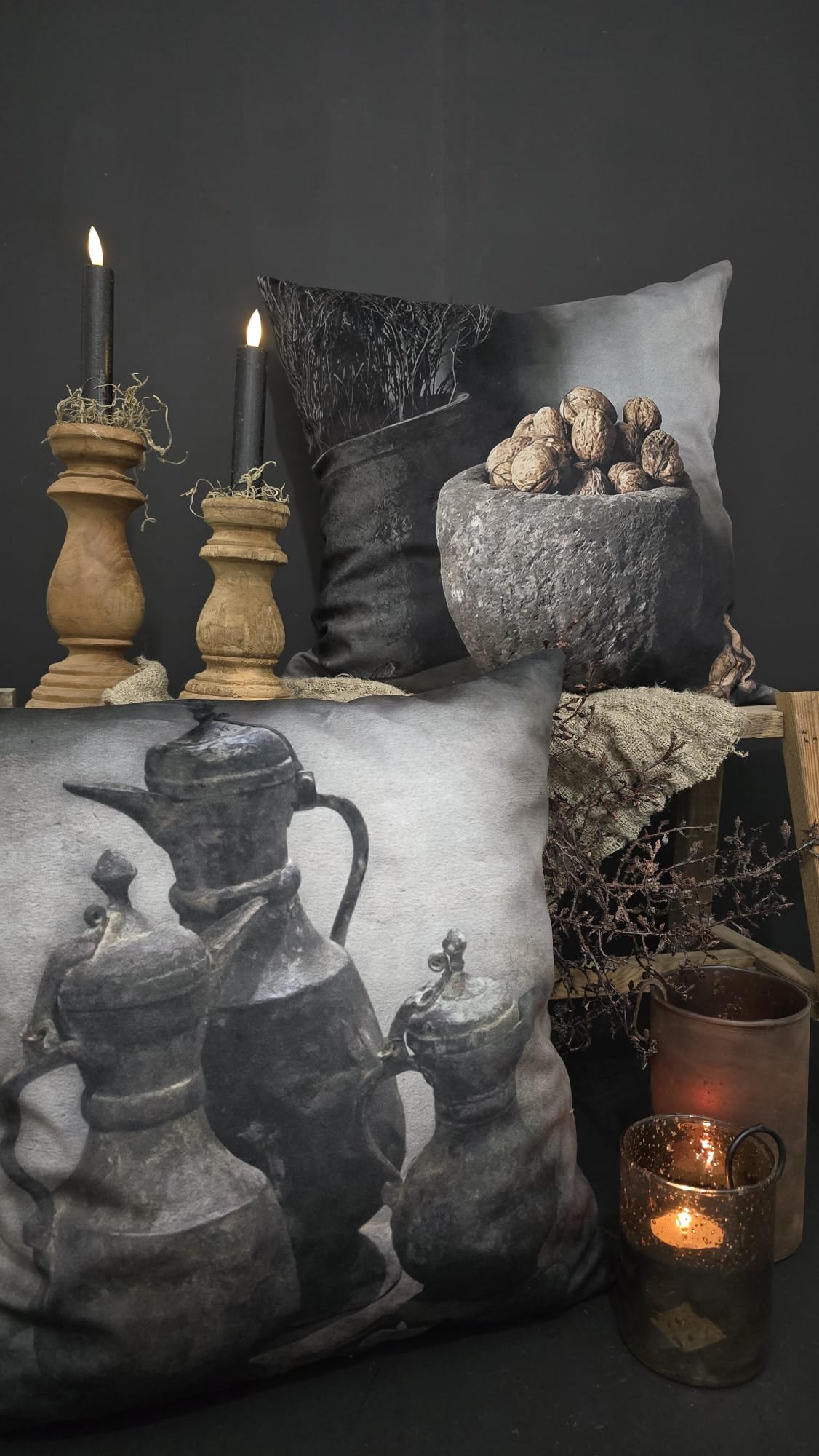 Kussen met landelijke print met houten kandelaars en zwarte LED kaarsen