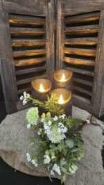 Old Black LED Kaars met Vlameffect, witte bloemen en een grijs Louvre luik