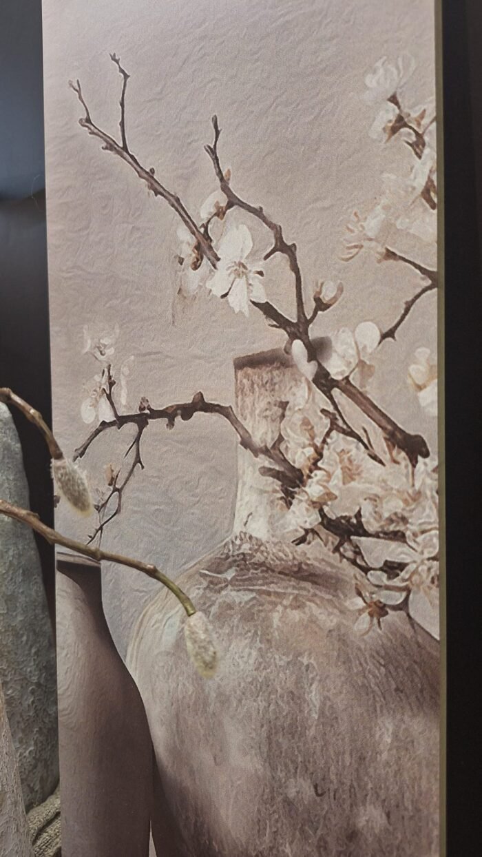 close up Wandbord met kruik en magnolia